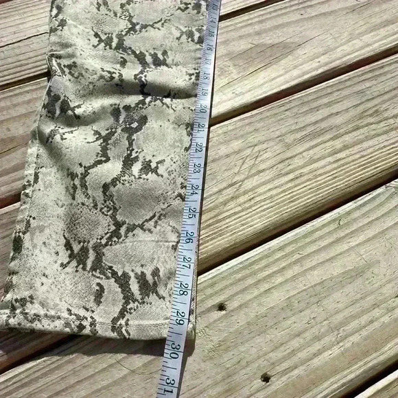 Chico’s snakeskin pull on jeggings jeans size 2R - Picture 13 of 14
